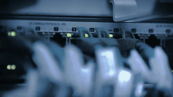 Netzwerk- und Steuerungstechnik in einer Industrieanlage